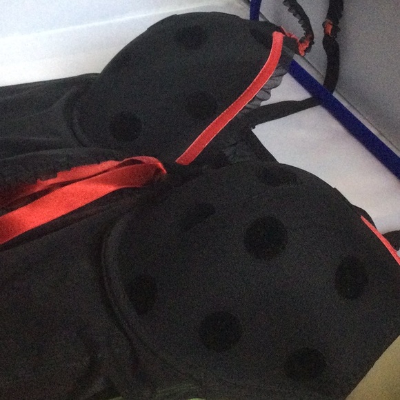 Black and red lingerie - Picture 3 of 4